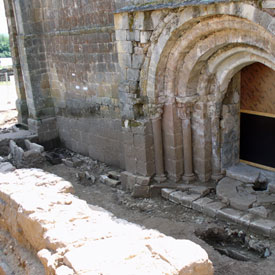Trabajos de restauración que descubrieron la Portada Románica y la Necrópolis. Año 2006