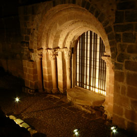 Vista nocturna de la Necrópolis medieval y de la Portada Románica
