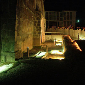 Vista nocturna de la Necrópolis medieval
